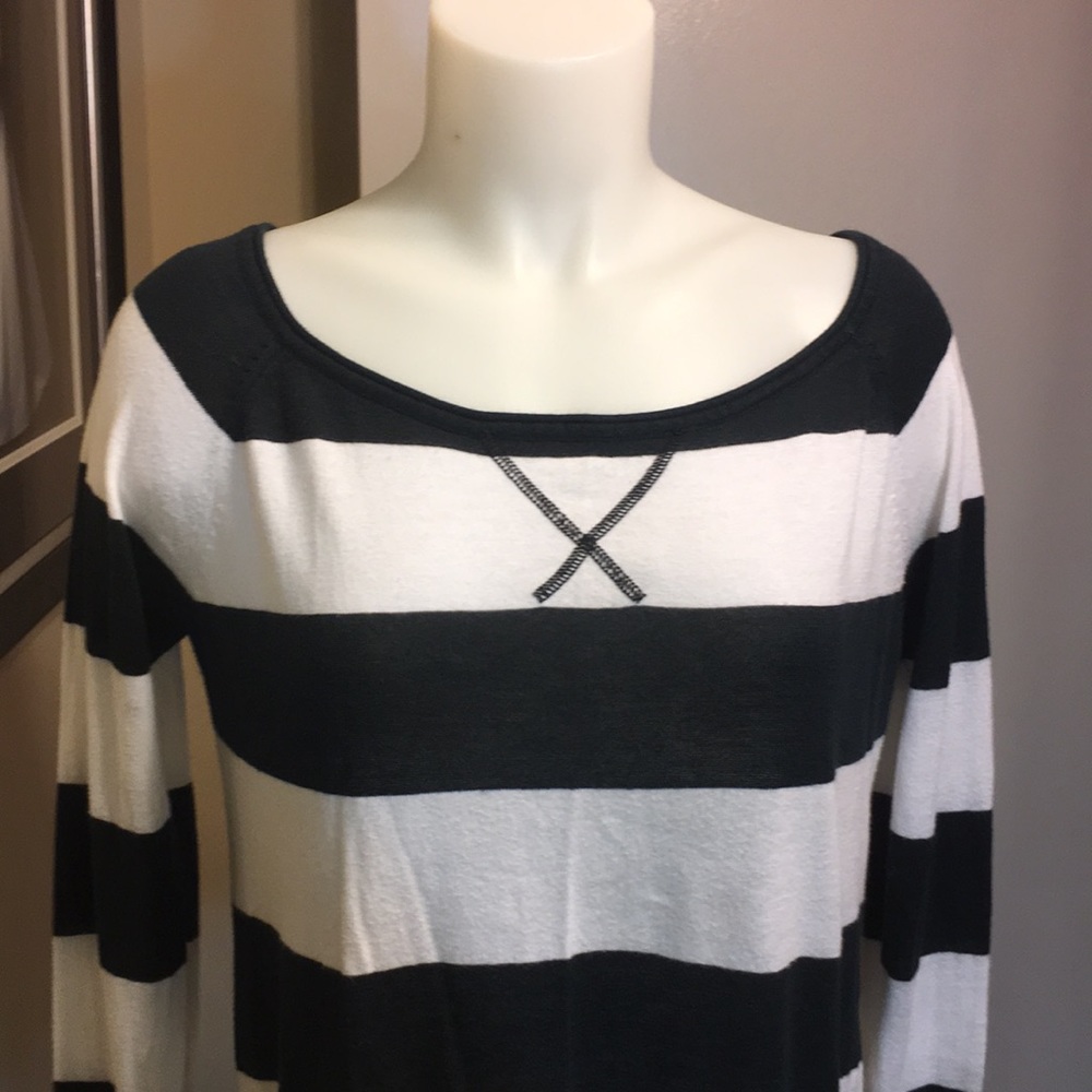 Like new sweater by Hurley - Picture 6 of 8